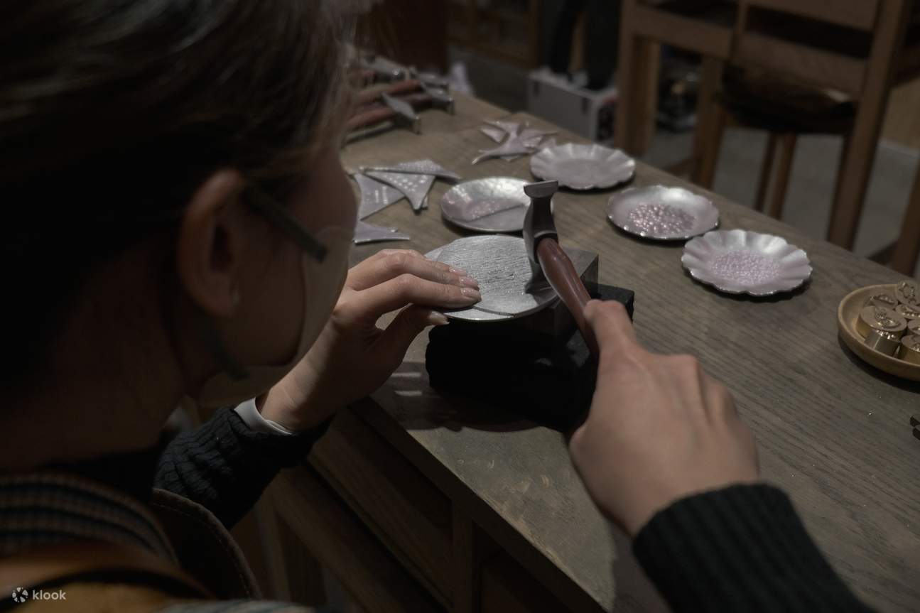 Taller de fundición de platos pequeños con fases lunares.